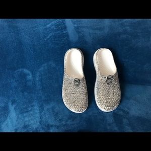 Garden clog wide width, worn once